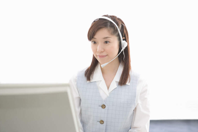 东方人,一个人,商务人士,商务女性,坐,笑,微笑,横图,室外,白天,正面,电脑,显示器,鼠标,键盘,亚洲,仅一个年轻女性,仅一个女性,仅一个人,套装,服装,网络,话务员,注视,休闲装,黄种人,输入设备,通讯设备,衣服,耳机,耳麦,话筒,观察,看,休闲,休闲服,台式电脑,服饰,观看,察看,麦克风,关注,通信设备,商务装,工薪阶层,输出设备,客服人员,电话销售,年轻女性,女人,女性,亚洲人,白领,接线员,上班族,坐着,半身,彩图