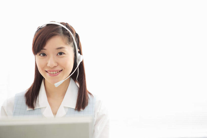 东方人,一个人,商务人士,商务女性,坐,笑,微笑,露齿笑,横图,室外,白天,正面,电脑,显示器,鼠标,键盘,亚洲,仅一个年轻女性,仅一个女性,仅一个人,套装,服装,网络,话务员,注视,休闲装,黄种人,输入设备,通讯设备,衣服,耳机,耳麦,话筒,观察,看,休闲,休闲服,台式电脑,服饰,观看,察看,麦克风,关注,通信设备,商务装,工薪阶层,输出设备,客服人员,电话销售,年轻女性,女人,女性,亚洲人,白领,接线员,上班族,坐着,半身,彩图