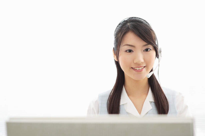 东方人,一个人,商务人士,商务女性,坐,笑,微笑,横图,室外,白天,正面,电脑,显示器,鼠标,键盘,亚洲,仅一个年轻女性,仅一个女性,仅一个人,套装,服装,网络,话务员,注视,休闲装,黄种人,输入设备,通讯设备,衣服,耳机,耳麦,话筒,观察,看,休闲,休闲服,台式电脑,服饰,观看,察看,麦克风,关注,通信设备,商务装,工薪阶层,输出设备,客服人员,电话销售,年轻女性,女人,女性,亚洲人,白领,接线员,上班族,坐着,半身,彩图