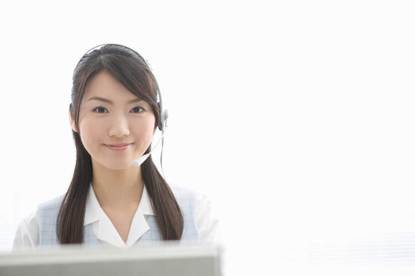 东方人,一个人,商务人士,商务女性,坐,笑,微笑,横图,室外,白天,正面,电脑,显示器,鼠标,键盘,亚洲,仅一个年轻女性,仅一个女性,仅一个人,套装,服装,网络,话务员,注视,休闲装,黄种人,输入设备,通讯设备,衣服,耳机,耳麦,话筒,观察,看,休闲,休闲服,台式电脑,服饰,观看,察看,麦克风,关注,通信设备,商务装,工薪阶层,输出设备,客服人员,电话销售,年轻女性,女人,女性,亚洲人,白领,接线员,上班族,坐着,半身,彩图