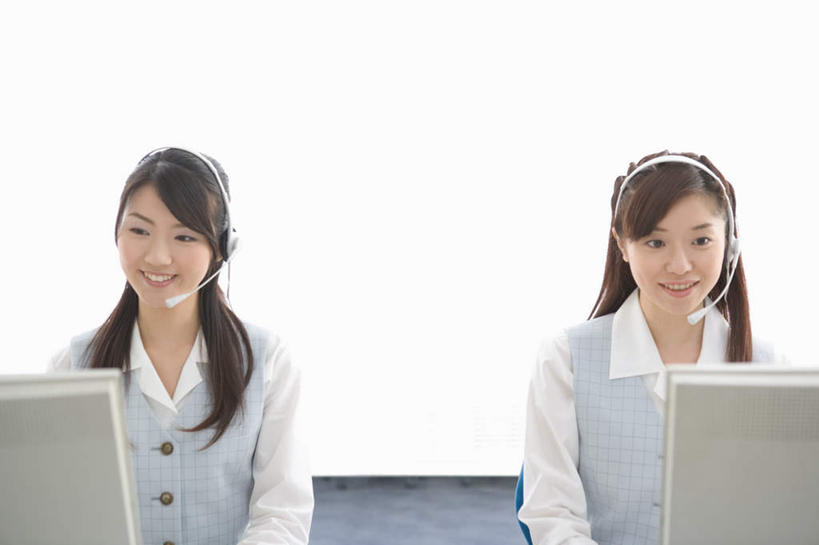 东方人,两个人,商务人士,商务女性,坐,笑,微笑,露齿笑,横图,室内,白天,正面,电脑,显示器,鼠标,键盘,亚洲,套装,服装,网络,话务员,注视,休闲装,黄种人,输入设备,通讯设备,衣服,耳机,耳麦,话筒,观察,看,休闲,休闲服,台式电脑,服饰,观看,察看,麦克风,关注,通信设备,商务装,工薪阶层,输出设备,客服人员,电话销售,年轻女性,女人,女性,亚洲人,白领,接线员,上班族,坐着,半身,彩图