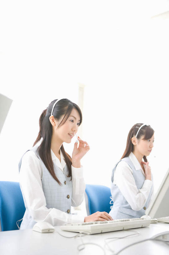 东方人,两个人,商务人士,商务女性,坐,笑,微笑,露齿笑,竖图,室内,白天,侧面,电脑,显示器,鼠标,键盘,亚洲,套装,服装,网络,话务员,注视,休闲装,黄种人,输入设备,通讯设备,衣服,耳机,耳麦,话筒,观察,看,休闲,休闲服,台式电脑,服饰,观看,察看,麦克风,关注,通信设备,商务装,工薪阶层,输出设备,客服人员,电话销售,年轻女性,女人,女性,亚洲人,白领,接线员,上班族,坐着,半身,彩图