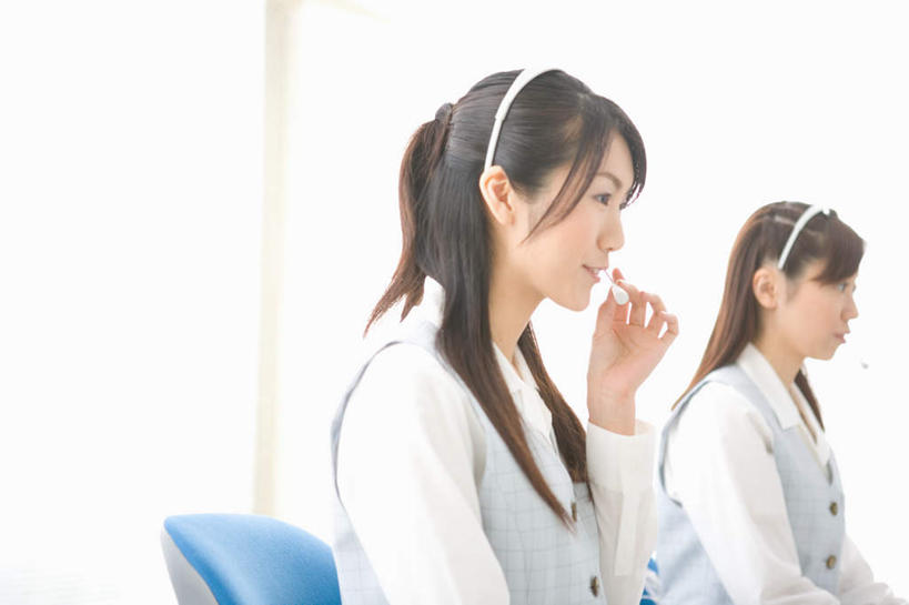 东方人,两个人,商务人士,商务女性,坐,横图,室内,白天,侧面,亚洲,套装,服装,拿,话务员,拿着,注视,休闲装,黄种人,衣服,耳机,耳麦,话筒,观察,看,休闲,休闲服,服饰,观看,察看,麦克风,关注,商务装,工薪阶层,客服人员,电话销售,年轻女性,女人,女性,亚洲人,白领,接线员,上班族,坐着,半身,彩图