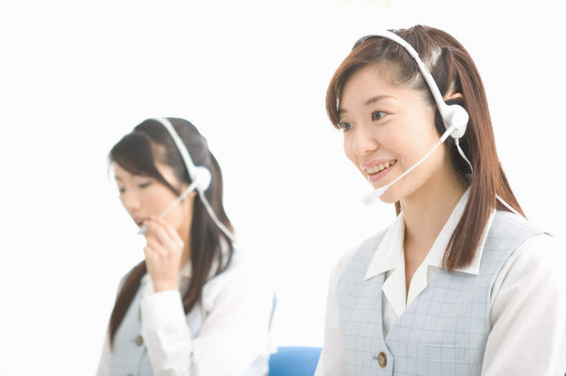 东方人,两个人,商务人士,商务女性,坐,笑,微笑,露齿笑,横图,室内,白天,正面,亚洲,套装,服装,拿,话务员,拿着,注视,休闲装,黄种人,衣服,耳机,耳麦,话筒,观察,看,休闲,休闲服,服饰,观看,察看,麦克风,关注,商务装,工薪阶层,客服人员,电话销售,年轻女性,女人,女性,亚洲人,白领,接线员,上班族,坐着,半身,彩图