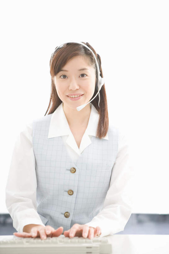 东方人,一个人,商务人士,商务女性,坐,笑,微笑,竖图,室外,白天,正面,键盘,亚洲,仅一个年轻女性,仅一个女性,仅一个人,套装,服装,话务员,注视,休闲装,黄种人,输入设备,通讯设备,衣服,耳机,耳麦,话筒,观察,看,休闲,休闲服,服饰,观看,察看,麦克风,关注,通信设备,商务装,工薪阶层,客服人员,电话销售,年轻女性,女人,女性,亚洲人,白领,接线员,上班族,坐着,半身,彩图