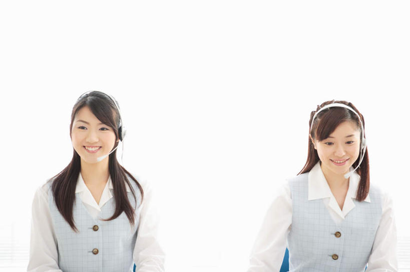 东方人,两个人,商务人士,商务女性,坐,笑,微笑,露齿笑,横图,室内,白天,正面,亚洲,套装,服装,话务员,注视,休闲装,黄种人,衣服,耳机,耳麦,话筒,观察,看,休闲,休闲服,服饰,观看,察看,麦克风,关注,商务装,工薪阶层,客服人员,电话销售,年轻女性,女人,女性,亚洲人,白领,接线员,上班族,坐着,半身,彩图