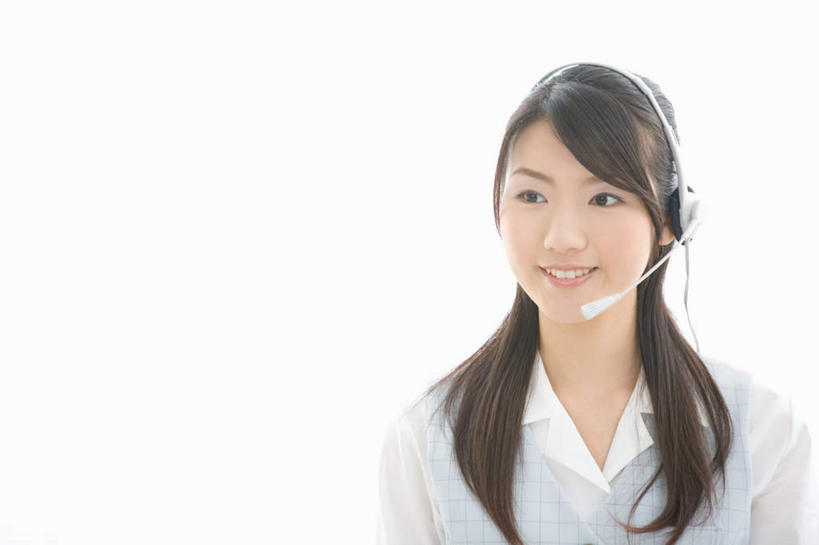 东方人,一个人,商务人士,商务女性,坐,笑,微笑,露齿笑,横图,室外,白天,正面,亚洲,仅一个年轻女性,仅一个女性,仅一个人,套装,服装,话务员,注视,休闲装,黄种人,衣服,耳机,耳麦,话筒,观察,看,休闲,休闲服,服饰,观看,察看,麦克风,关注,商务装,工薪阶层,客服人员,电话销售,年轻女性,女人,女性,亚洲人,白领,接线员,上班族,坐着,半身,彩图