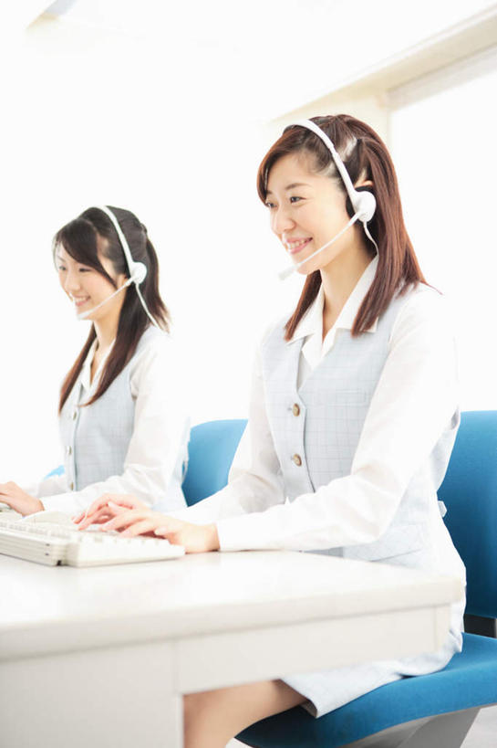 东方人,两个人,商务人士,商务女性,坐,笑,微笑,露齿笑,竖图,室内,白天,正面,键盘,亚洲,套装,服装,话务员,注视,休闲装,黄种人,输入设备,通讯设备,衣服,耳机,耳麦,话筒,观察,看,休闲,休闲服,服饰,观看,察看,麦克风,关注,通信设备,商务装,工薪阶层,客服人员,电话销售,年轻女性,女人,女性,亚洲人,白领,接线员,上班族,坐着,半身,彩图