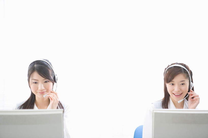 东方人,两个人,商务人士,商务女性,坐,笑,微笑,露齿笑,横图,室内,白天,正面,电脑,显示器,鼠标,键盘,亚洲,套装,服装,网络,拿,话务员,拿着,注视,休闲装,黄种人,输入设备,通讯设备,衣服,耳机,耳麦,话筒,观察,看,休闲,休闲服,台式电脑,服饰,观看,察看,麦克风,关注,通信设备,商务装,工薪阶层,输出设备,客服人员,电话销售,年轻女性,女人,女性,亚洲人,白领,接线员,上班族,坐着,半身,彩图