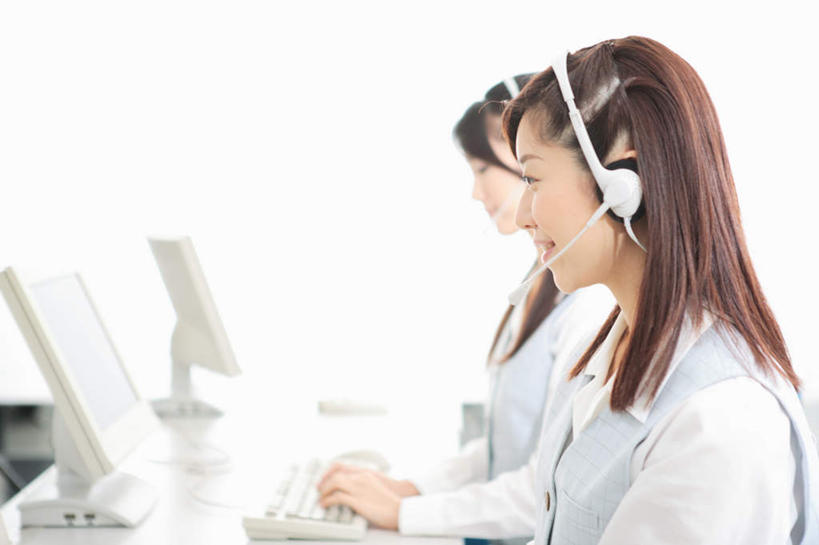 东方人,两个人,商务人士,商务女性,坐,笑,微笑,露齿笑,横图,室内,白天,侧面,电脑,显示器,鼠标,键盘,亚洲,套装,服装,网络,话务员,注视,休闲装,黄种人,输入设备,通讯设备,衣服,耳机,耳麦,话筒,观察,看,休闲,休闲服,台式电脑,服饰,观看,察看,麦克风,关注,通信设备,商务装,工薪阶层,输出设备,客服人员,电话销售,年轻女性,女人,女性,亚洲人,白领,接线员,上班族,坐着,半身,彩图