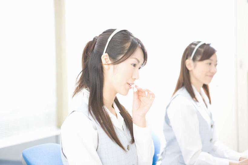 东方人,两个人,商务人士,商务女性,坐,说,横图,室内,白天,侧面,电脑,显示器,鼠标,键盘,亚洲,套装,服装,网络,拿,话务员,拿着,注视,休闲装,黄种人,输入设备,通讯设备,衣服,耳机,耳麦,话筒,观察,看,休闲,休闲服,台式电脑,服饰,观看,察看,麦克风,关注,通信设备,商务装,工薪阶层,输出设备,客服人员,电话销售,交流,年轻女性,女人,女性,亚洲人,白领,接线员,上班族,沟通,讲话,交谈,说话,谈话,坐着,半身,彩图