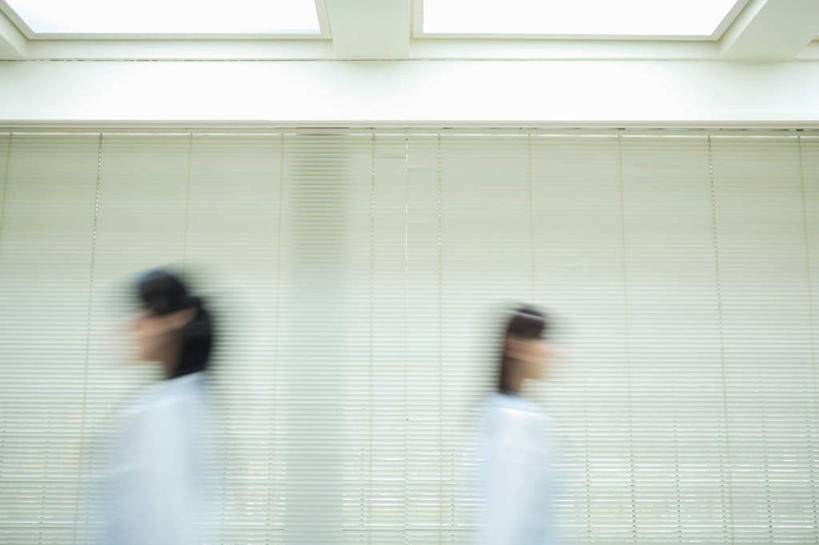 东方人,两个人,商务人士,商务女性,走,横图,室内,白天,侧面,亚洲,套装,服装,朦胧,模糊,墙,注视,休闲装,黄种人,墙壁,墙面,衣服,观察,看,休闲,休闲服,服饰,观看,察看,关注,商务装,工薪阶层,年轻女性,女人,女性,亚洲人,白领,上班族,步行,散步,走路,半身,彩图