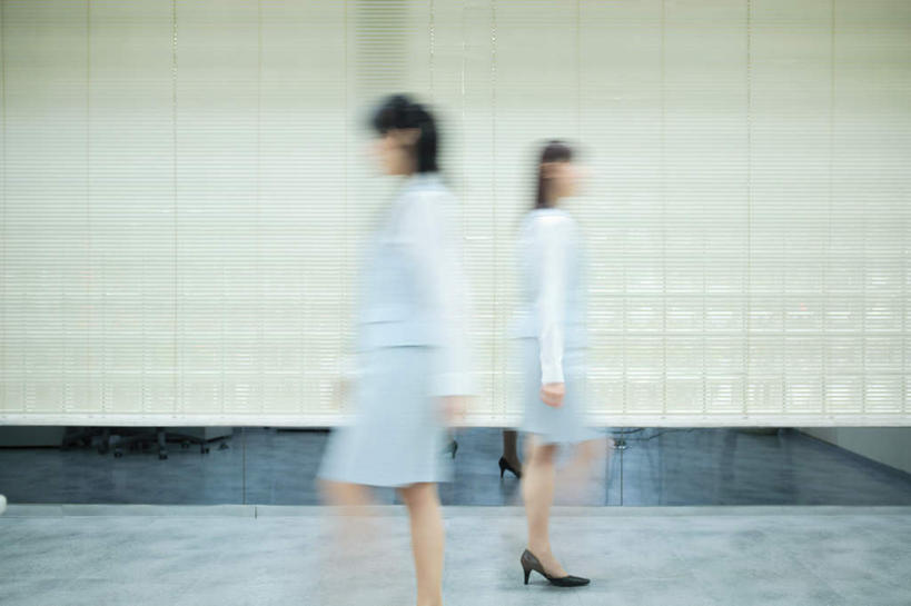东方人,两个人,商务人士,商务女性,走,横图,室内,白天,侧面,亚洲,套装,服装,朦胧,模糊,墙,注视,休闲装,黄种人,墙壁,墙面,衣服,观察,看,休闲,休闲服,服饰,观看,察看,关注,商务装,工薪阶层,年轻女性,女人,女性,亚洲人,白领,上班族,步行,散步,走路,半身,彩图
