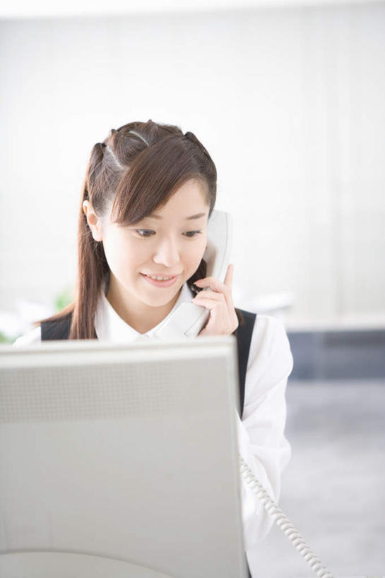 东方人,一个人,商务人士,商务女性,坐,打电话,竖图,室内,白天,正面,显示器,电话,亚洲,仅一个年轻女性,仅一个女性,仅一个人,套装,服装,屏幕,拿,拿着,注视,休闲装,黄种人,通讯设备,显示屏,衣服,话筒,观察,看,休闲,休闲服,电话线,服饰,观看,察看,关注,商务装,工薪阶层,输出设备,交流,年轻女性,女人,女性,亚洲人,白领,上班族,电话机,沟通,通话,坐着,半身,彩图