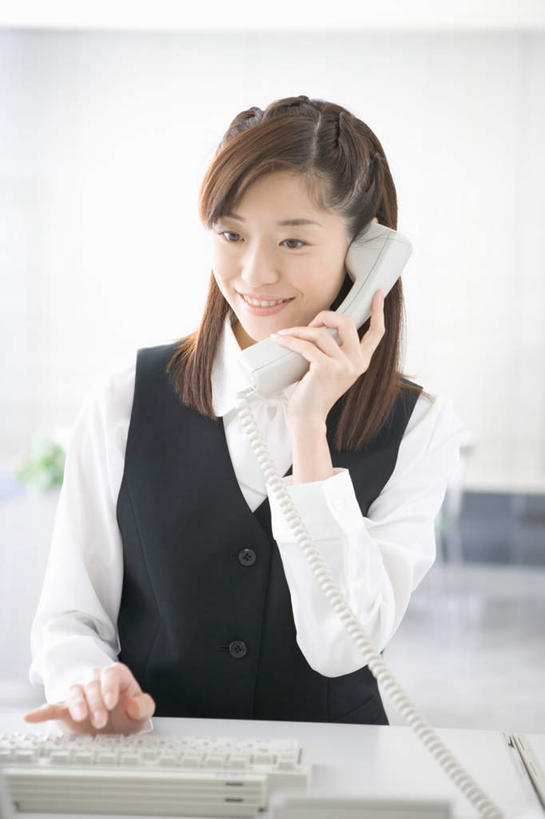 东方人,一个人,商务人士,商务女性,坐,笑,打电话,微笑,露齿笑,竖图,室内,白天,正面,显示器,电话,亚洲,仅一个年轻女性,仅一个女性,仅一个人,套装,服装,屏幕,拿,拿着,注视,休闲装,黄种人,通讯设备,显示屏,衣服,话筒,观察,看,休闲,休闲服,电话线,服饰,观看,察看,关注,商务装,工薪阶层,输出设备,交流,年轻女性,女人,女性,亚洲人,白领,上班族,电话机,沟通,通话,坐着,半身,彩图