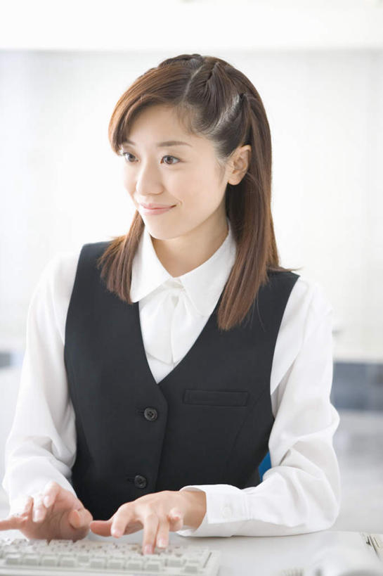 东方人,一个人,商务人士,商务女性,坐,竖图,室外,白天,正面,键盘,亚洲,仅一个年轻女性,仅一个女性,仅一个人,套装,服装,注视,休闲装,黄种人,输入设备,通讯设备,衣服,观察,看,休闲,休闲服,服饰,观看,察看,关注,通信设备,商务装,工薪阶层,年轻女性,女人,女性,亚洲人,白领,上班族,坐着,半身,彩图