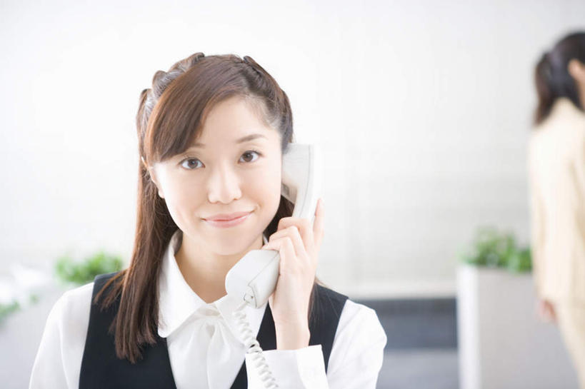 东方人,两个人,商务人士,商务女性,站,坐,笑,打电话,微笑,横图,室内,白天,正面,电话,亚洲,套装,服装,拿,拿着,注视,休闲装,黄种人,通讯设备,衣服,话筒,观察,看,站着,休闲,休闲服,电话线,服饰,观看,察看,关注,商务装,工薪阶层,交流,年轻女性,女人,女性,亚洲人,白领,上班族,电话机,沟通,通话,坐着,半身,彩图