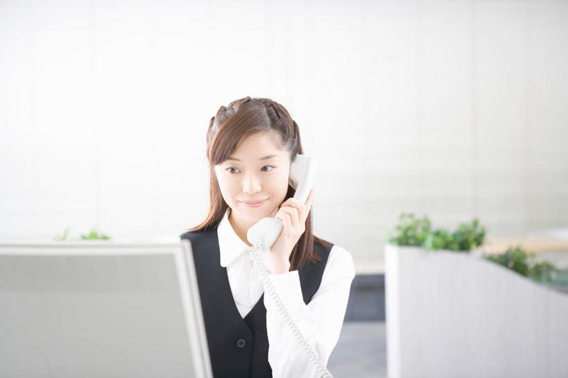 东方人,一个人,商务人士,商务女性,坐,打电话,横图,室内,白天,正面,电脑,显示器,鼠标,键盘,电话,亚洲,仅一个年轻女性,仅一个女性,仅一个人,套装,服装,网络,拿,拿着,注视,休闲装,黄种人,输入设备,通讯设备,衣服,话筒,观察,看,休闲,休闲服,电话线,台式电脑,服饰,观看,察看,关注,通信设备,商务装,工薪阶层,输出设备,交流,年轻女性,女人,女性,亚洲人,白领,上班族,电话机,沟通,通话,坐着,半身,彩图