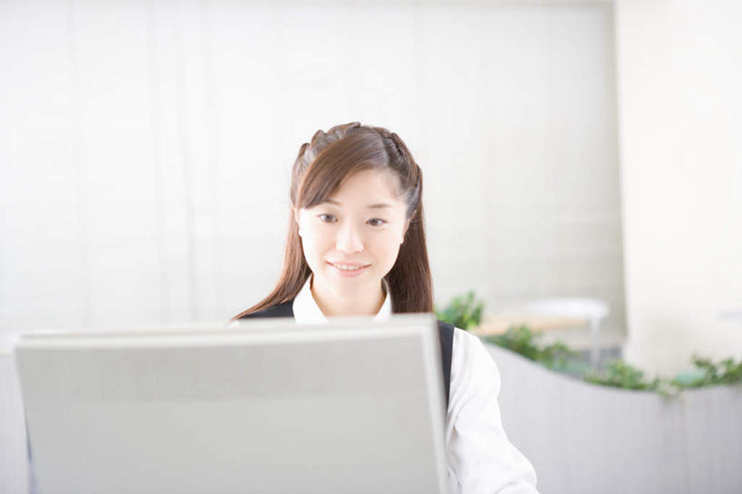 东方人,一个人,商务人士,商务女性,坐,横图,室内,白天,正面,电脑,显示器,鼠标,键盘,亚洲,仅一个年轻女性,仅一个女性,仅一个人,套装,服装,网络,注视,休闲装,黄种人,输入设备,通讯设备,衣服,观察,看,休闲,休闲服,台式电脑,服饰,观看,察看,关注,通信设备,商务装,工薪阶层,输出设备,年轻女性,女人,女性,亚洲人,白领,上班族,坐着,半身,彩图