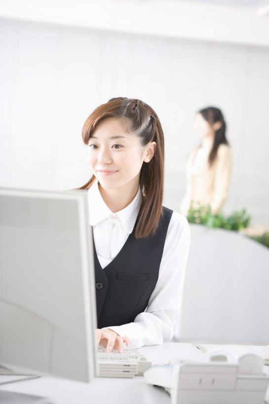 东方人,两个人,商务人士,商务女性,坐,走,笑,打电话,微笑,竖图,室内,白天,正面,电脑,显示器,鼠标,键盘,电话,亚洲,套装,服装,网络,拿,拿着,注视,休闲装,黄种人,输入设备,通讯设备,衣服,话筒,观察,看,休闲,休闲服,电话线,台式电脑,服饰,观看,察看,关注,通信设备,商务装,工薪阶层,输出设备,交流,年轻女性,女人,女性,亚洲人,白领,上班族,电话机,步行,沟通,散步,通话,走路,坐着,彩图,全身