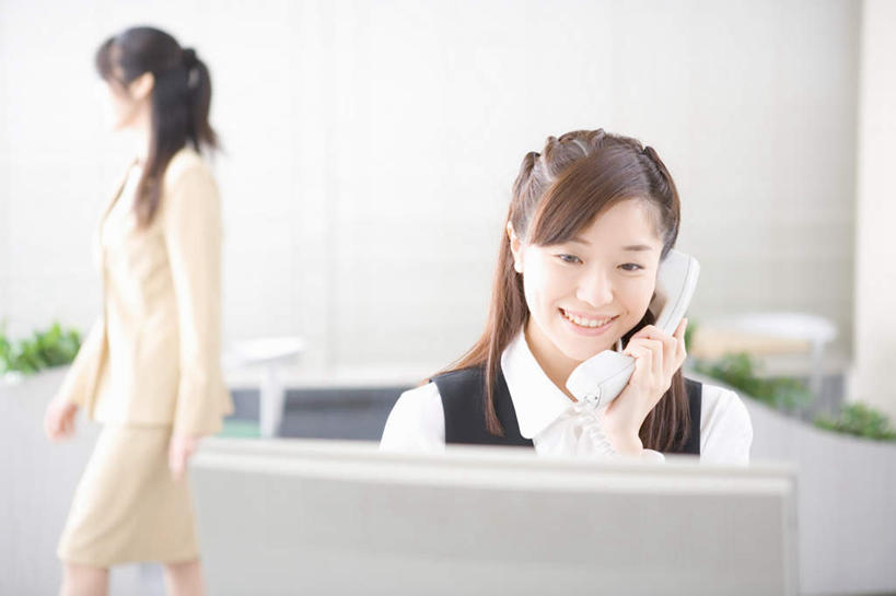 东方人,两个人,商务人士,商务女性,坐,走,笑,打电话,微笑,横图,室内,白天,正面,电脑,显示器,鼠标,键盘,电话,亚洲,套装,服装,网络,拿,拿着,注视,休闲装,黄种人,输入设备,通讯设备,衣服,话筒,观察,看,休闲,休闲服,电话线,台式电脑,服饰,观看,察看,关注,通信设备,商务装,工薪阶层,输出设备,交流,年轻女性,女人,女性,亚洲人,白领,上班族,电话机,步行,沟通,散步,通话,走路,坐着,半身,彩图