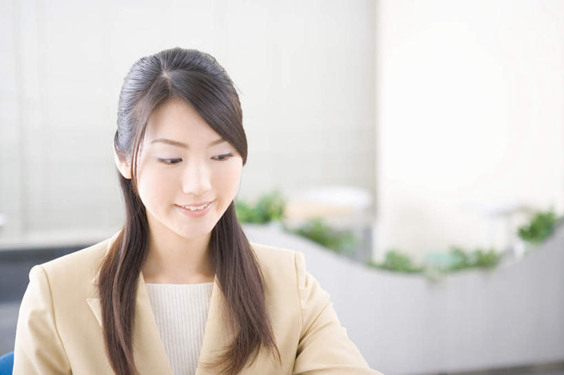 东方人,一个人,商务人士,商务女性,坐,笑,微笑,露齿笑,横图,室内,白天,正面,亚洲,仅一个年轻女性,仅一个女性,仅一个人,套装,服装,注视,休闲装,黄种人,衣服,观察,看,休闲,休闲服,服饰,观看,察看,关注,商务装,工薪阶层,年轻女性,女人,女性,亚洲人,白领,上班族,坐着,半身,彩图