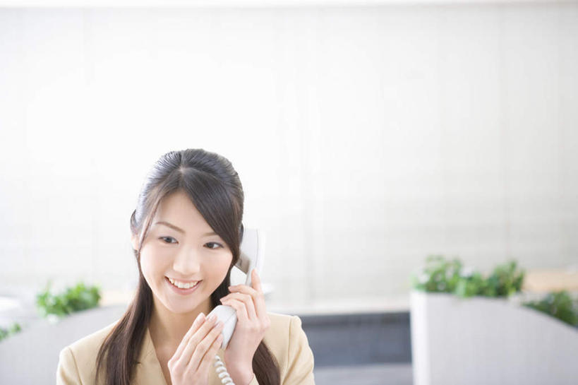 东方人,一个人,商务人士,商务女性,坐,笑,打电话,微笑,横图,室内,白天,正面,电话,亚洲,仅一个年轻女性,仅一个女性,仅一个人,套装,服装,拿,拿着,注视,休闲装,黄种人,通讯设备,衣服,话筒,观察,看,休闲,休闲服,电话线,服饰,观看,察看,关注,商务装,工薪阶层,交流,年轻女性,女人,女性,亚洲人,白领,上班族,电话机,沟通,通话,坐着,半身,彩图