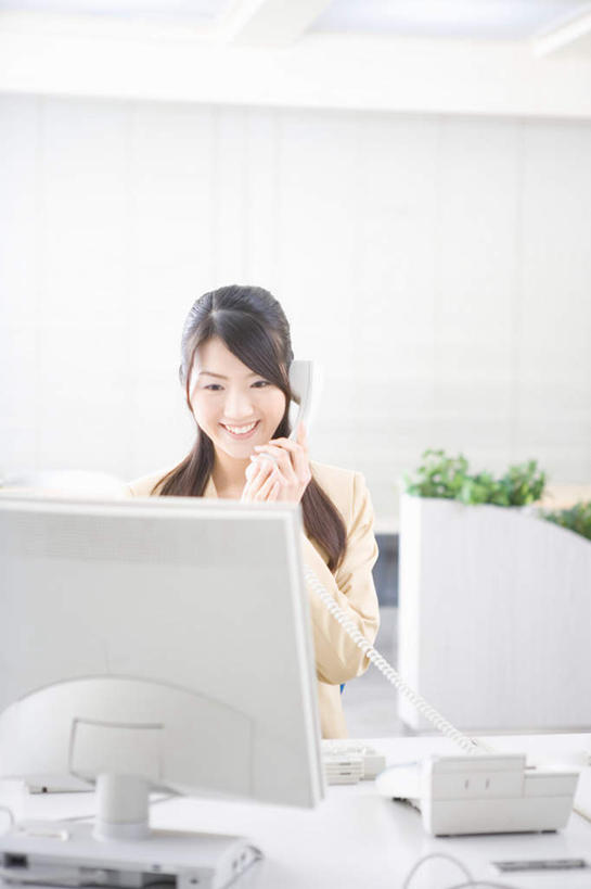 东方人,一个人,商务人士,商务女性,坐,笑,打电话,微笑,竖图,室内,白天,正面,电脑,显示器,鼠标,键盘,电话,亚洲,仅一个年轻女性,仅一个女性,仅一个人,套装,服装,网络,拿,拿着,注视,休闲装,黄种人,输入设备,通讯设备,衣服,话筒,观察,看,休闲,休闲服,电话线,台式电脑,服饰,观看,察看,关注,通信设备,商务装,工薪阶层,输出设备,交流,年轻女性,女人,女性,亚洲人,白领,上班族,电话机,沟通,通话,坐着,半身,彩图