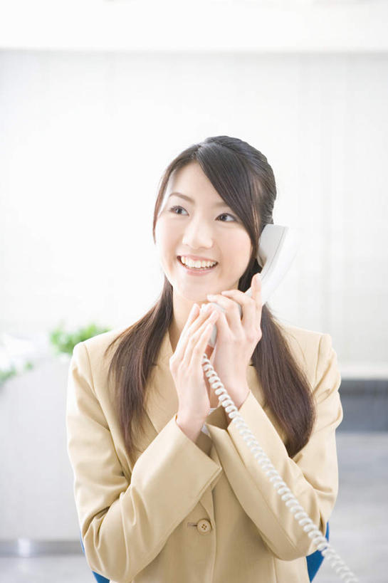东方人,一个人,商务人士,商务女性,坐,笑,打电话,微笑,露齿笑,竖图,室内,白天,正面,电话,亚洲,仅一个年轻女性,仅一个女性,仅一个人,套装,服装,拿,拿着,注视,休闲装,黄种人,通讯设备,衣服,话筒,观察,看,休闲,休闲服,服饰,观看,察看,关注,商务装,工薪阶层,交流,年轻女性,女人,女性,亚洲人,白领,上班族,电话机,沟通,通话,坐着,半身,彩图