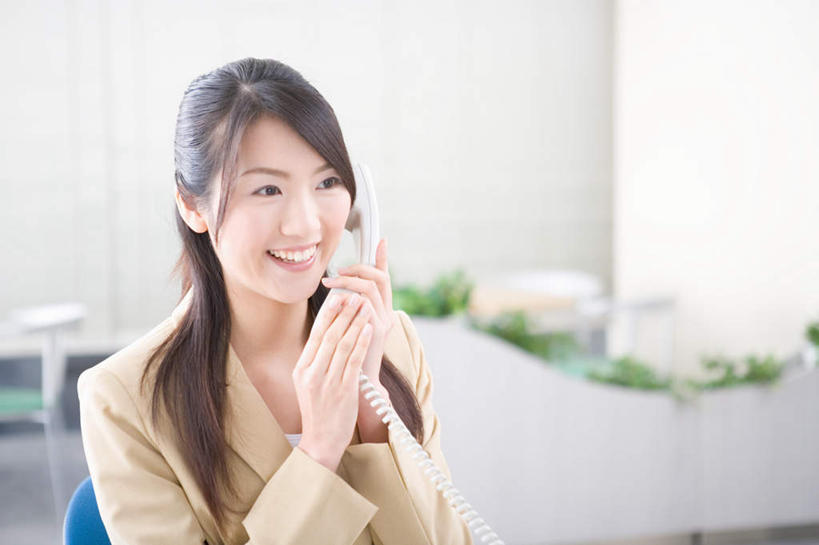 东方人,一个人,商务人士,商务女性,坐,笑,打电话,微笑,露齿笑,横图,室内,白天,正面,电话,亚洲,仅一个年轻女性,仅一个女性,仅一个人,套装,服装,拿,拿着,注视,休闲装,黄种人,通讯设备,衣服,话筒,观察,看,休闲,休闲服,服饰,观看,察看,关注,商务装,工薪阶层,交流,年轻女性,女人,女性,亚洲人,白领,上班族,电话机,沟通,通话,坐着,半身,彩图