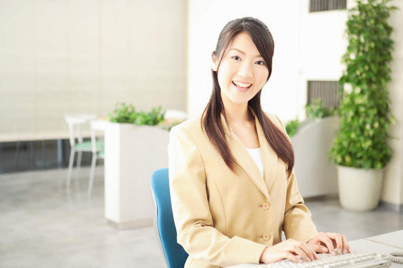 东方人,一个人,商务人士,商务女性,坐,笑,微笑,露齿笑,横图,室内,白天,正面,键盘,亚洲,仅一个年轻女性,仅一个女性,仅一个人,套装,服装,注视,休闲装,黄种人,输入设备,通讯设备,衣服,观察,看,休闲,休闲服,服饰,观看,察看,关注,通信设备,商务装,工薪阶层,年轻女性,女人,女性,亚洲人,白领,上班族,坐着,半身,彩图