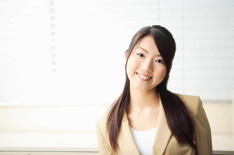 东方人,一个人,商务人士,商务女性,站,笑,微笑,露齿笑,横图,室内,白天,正面,亚洲,仅一个年轻女性,仅一个女性,仅一个人,套装,服装,注视,休闲装,黄种人,衣服,观察,看,站着,休闲,休闲服,服饰,观看,察看,关注,商务装,工薪阶层,年轻女性,女人,女性,亚洲人,白领,上班族,半身,彩图