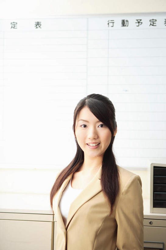 东方人,一个人,商务人士,商务女性,站,笑,微笑,露齿笑,竖图,室内,白天,正面,亚洲,仅一个年轻女性,仅一个女性,仅一个人,套装,服装,注视,休闲装,黄种人,衣服,观察,看,站着,休闲,休闲服,服饰,观看,察看,关注,商务装,工薪阶层,年轻女性,女人,女性,亚洲人,白领,上班族,半身,彩图