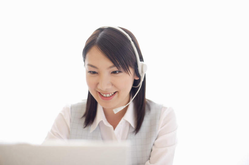 东方人,一个人,商务人士,商务女性,坐,笑,微笑,露齿笑,横图,室内,白天,正面,电脑,笔记本电脑,亚洲,仅一个年轻女性,仅一个女性,仅一个人,戴,套装,服装,网络,话务员,注视,休闲装,黄种人,通讯设备,衣服,耳机,耳麦,话筒,观察,看,休闲,休闲服,服饰,观看,戴着,察看,无线,麦克风,关注,通信设备,商务装,无线网络,无线上网,便携式电脑,工薪阶层,客服人员,电话销售,手提电脑,年轻女性,女人,女性,亚洲人,白领,接线员,上班族,坐着,半身,彩图