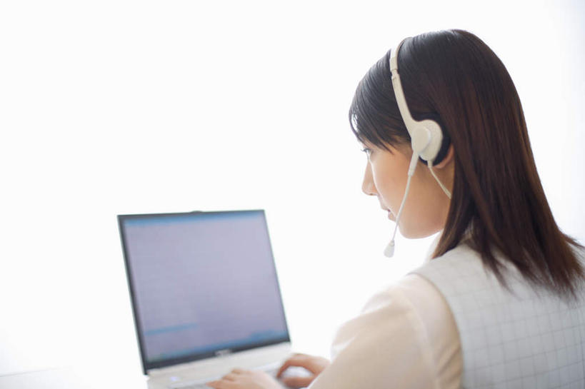 东方人,一个人,商务人士,商务女性,坐,横图,室内,白天,侧面,电脑,笔记本电脑,亚洲,仅一个年轻女性,仅一个女性,仅一个人,戴,套装,服装,网络,话务员,注视,休闲装,黄种人,通讯设备,衣服,耳机,耳麦,话筒,观察,看,休闲,休闲服,服饰,观看,戴着,察看,无线,麦克风,关注,通信设备,商务装,无线网络,无线上网,便携式电脑,工薪阶层,客服人员,电话销售,手提电脑,年轻女性,女人,女性,亚洲人,白领,接线员,上班族,坐着,半身,彩图