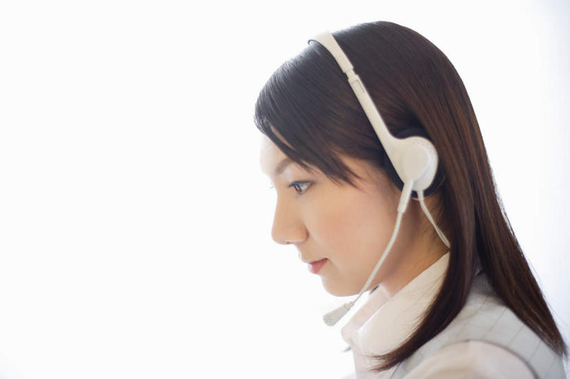 东方人,一个人,商务人士,商务女性,坐,横图,室内,白天,侧面,显示器,亚洲,仅一个年轻女性,仅一个女性,仅一个人,戴,套装,服装,屏幕,话务员,注视,休闲装,黄种人,显示屏,衣服,耳机,耳麦,话筒,观察,看,休闲,休闲服,服饰,观看,戴着,察看,麦克风,关注,商务装,工薪阶层,输出设备,客服人员,电话销售,年轻女性,女人,女性,亚洲人,白领,接线员,上班族,坐着,半身,彩图