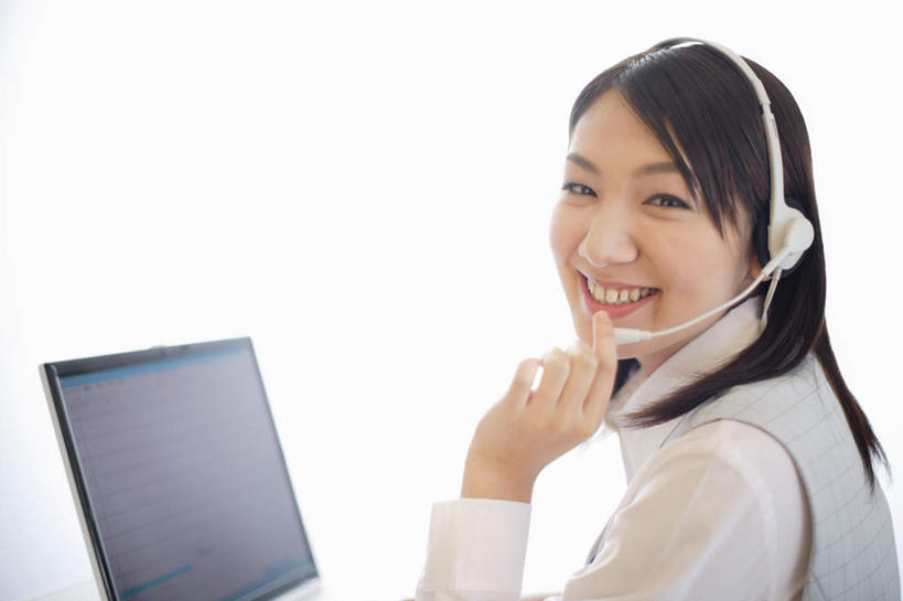 东方人,一个人,商务人士,商务女性,坐,笑,微笑,露齿笑,横图,室内,白天,侧面,显示器,亚洲,仅一个年轻女性,仅一个女性,仅一个人,戴,套装,服装,屏幕,话务员,扭头,注视,休闲装,黄种人,显示屏,衣服,耳机,耳麦,话筒,观察,看,转头,休闲,休闲服,服饰,观看,戴着,察看,麦克风,关注,商务装,工薪阶层,输出设备,客服人员,电话销售,年轻女性,女人,女性,亚洲人,白领,接线员,上班族,坐着,半身,彩图