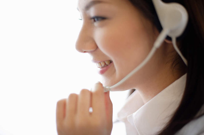 东方人,脸,头,脸颊,手,一个人,商务人士,商务女性,坐,笑,微笑,露齿笑,横图,室内,特写,白天,侧面,亚洲,仅一个年轻女性,仅一个女性,仅一个人,套装,服装,拿,话务员,拿着,注视,休闲装,黄种人,肩膀,衣服,耳机,耳麦,话筒,观察,看,休闲,手部,休闲服,服饰,观看,察看,麦克风,关注,商务装,工薪阶层,客服人员,电话销售,年轻女性,女人,女性,亚洲人,头部,脸部,脸蛋,面部,白领,接线员,上班族,坐着,半身,彩图