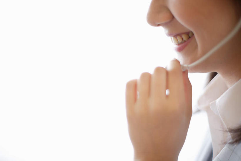 东方人,脸,头,脸颊,手,一个人,商务人士,商务女性,坐,笑,微笑,露齿笑,横图,室内,特写,白天,侧面,亚洲,仅一个年轻女性,仅一个女性,仅一个人,套装,服装,拿,话务员,拿着,注视,休闲装,黄种人,肩膀,衣服,耳机,耳麦,话筒,观察,看,休闲,手部,休闲服,服饰,观看,察看,麦克风,关注,商务装,工薪阶层,客服人员,电话销售,年轻女性,女人,女性,亚洲人,头部,脸部,脸蛋,面部,白领,接线员,上班族,坐着,半身,彩图