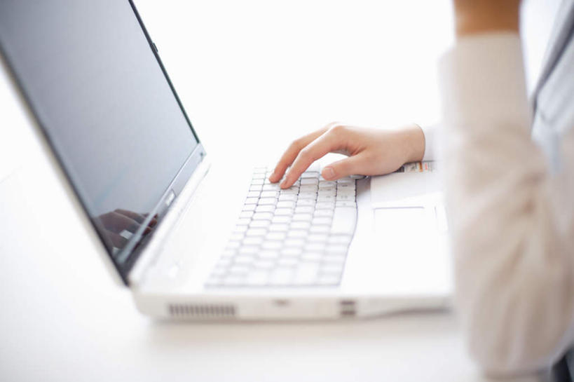 东方人,一个人,商务人士,商务女性,坐,横图,室内,白天,侧面,电脑,笔记本电脑,亚洲,仅一个年轻女性,仅一个女性,仅一个人,套装,服装,网络,注视,休闲装,黄种人,通讯设备,衣服,观察,看,休闲,休闲服,服饰,观看,察看,无线,关注,通信设备,商务装,无线网络,无线上网,便携式电脑,工薪阶层,手提电脑,年轻女性,女人,女性,亚洲人,白领,上班族,坐着,半身,彩图