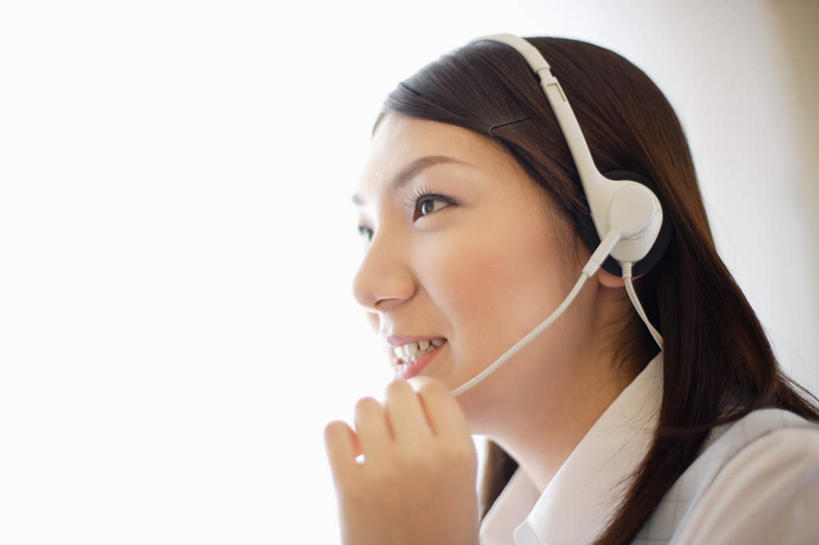 东方人,脸,头,脸颊,手,一个人,商务人士,商务女性,坐,笑,微笑,露齿笑,横图,室内,特写,白天,侧面,亚洲,仅一个年轻女性,仅一个女性,仅一个人,套装,服装,拿,话务员,拿着,注视,休闲装,黄种人,肩膀,衣服,耳机,耳麦,话筒,观察,看,休闲,手部,休闲服,服饰,观看,察看,麦克风,关注,商务装,工薪阶层,客服人员,电话销售,年轻女性,女人,女性,亚洲人,头部,脸部,脸蛋,面部,白领,接线员,上班族,坐着,半身,彩图