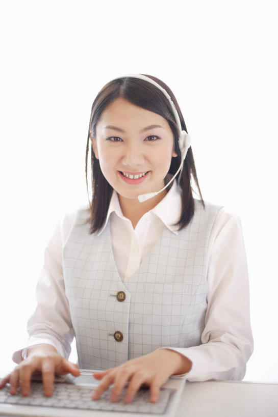 东方人,一个人,商务人士,商务女性,坐,笑,微笑,露齿笑,竖图,室内,白天,正面,亚洲,仅一个年轻女性,仅一个女性,仅一个人,套装,服装,拿,话务员,拿着,注视,休闲装,黄种人,衣服,耳机,耳麦,话筒,观察,看,休闲,休闲服,服饰,观看,察看,麦克风,关注,商务装,工薪阶层,客服人员,电话销售,年轻女性,女人,女性,亚洲人,白领,接线员,上班族,坐着,半身,彩图