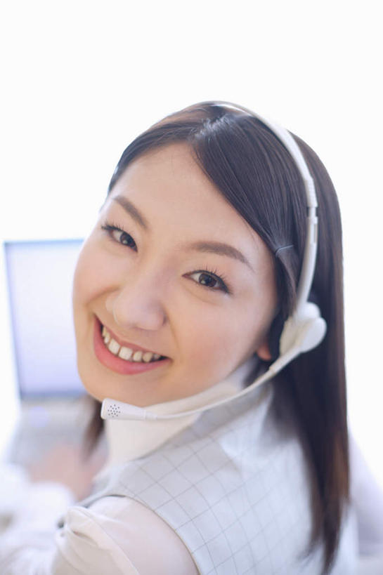 东方人,一个人,商务人士,商务女性,坐,笑,微笑,露齿笑,竖图,室内,白天,电脑,笔记本电脑,亚洲,仅一个年轻女性,仅一个女性,仅一个人,套装,服装,网络,话务员,注视,休闲装,黄种人,通讯设备,背面,衣服,耳机,耳麦,话筒,观察,看,休闲,休闲服,服饰,观看,察看,无线,麦克风,关注,通信设备,商务装,无线网络,无线上网,便携式电脑,工薪阶层,客服人员,电话销售,手提电脑,年轻女性,女人,女性,亚洲人,白领,接线员,上班族,坐着,半身,彩图