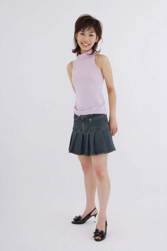 东方人,一个人,站,笑,微笑,竖图,室内,白天,白色背景,正面,裙子,亚洲,仅一个年轻女性,仅一个女性,仅一个人,服装,注视,休闲装,黄种人,衣服,观察,看,站着,休闲,休闲服,短裙,摄影,服饰,影棚,观看,半身裙,察看,关注,年轻女性,女人,女性,亚洲人,彩图,全身,影棚拍摄,拍摄