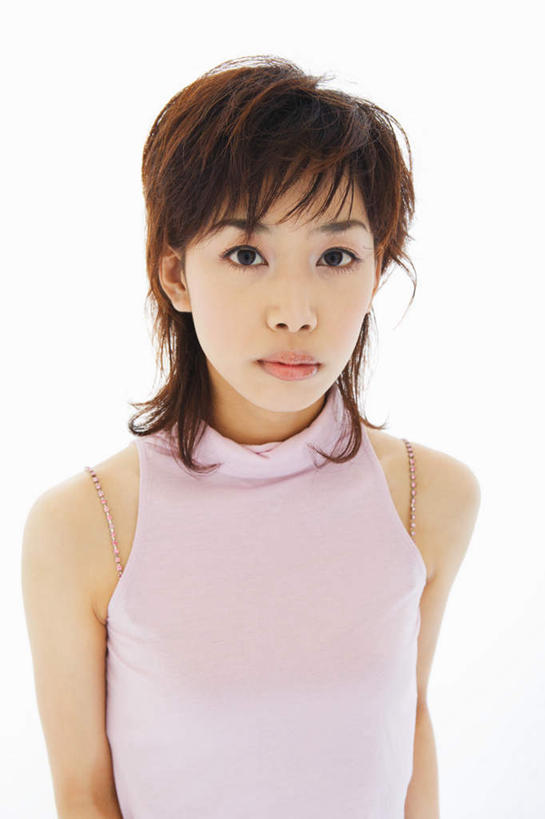 东方人,一个人,站,笑,微笑,竖图,室内,白天,白色背景,正面,亚洲,仅一个年轻女性,仅一个女性,仅一个人,服装,注视,休闲装,黄种人,衣服,观察,看,站着,休闲,休闲服,摄影,服饰,影棚,观看,察看,关注,年轻女性,女人,女性,亚洲人,半身,彩图,影棚拍摄,拍摄