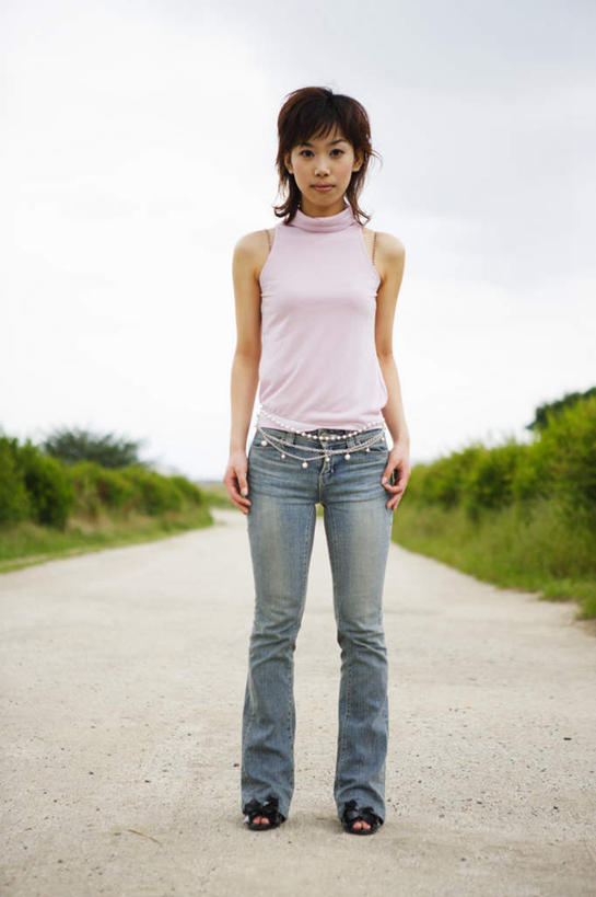 东方人,一个人,站,笑,微笑,竖图,室外,白天,正面,草地,草坪,植物,亚洲,仅一个年轻女性,仅一个女性,仅一个人,服装,云,云朵,云彩,注视,休闲装,黄种人,草,衣服,蓝色,绿色,白云,蓝天,天空,天,观察,看,站着,休闲,休闲服,服饰,观看,察看,关注,年轻女性,女人,女性,亚洲人,彩图,全身