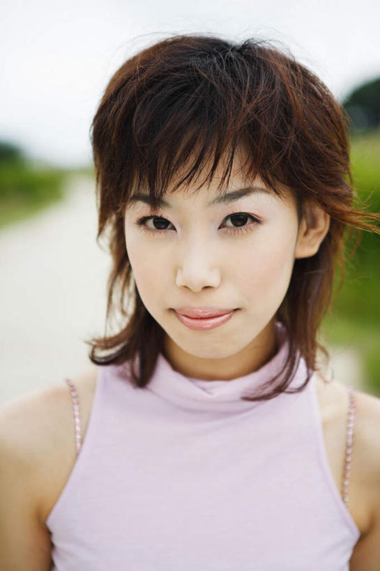 东方人,一个人,站,笑,微笑,竖图,室外,白天,正面,草地,草坪,植物,亚洲,仅一个年轻女性,仅一个女性,仅一个人,服装,云,云朵,云彩,注视,休闲装,黄种人,草,衣服,蓝色,绿色,白云,蓝天,天空,天,观察,看,站着,休闲,休闲服,服饰,观看,察看,关注,年轻女性,女人,女性,亚洲人,半身,彩图