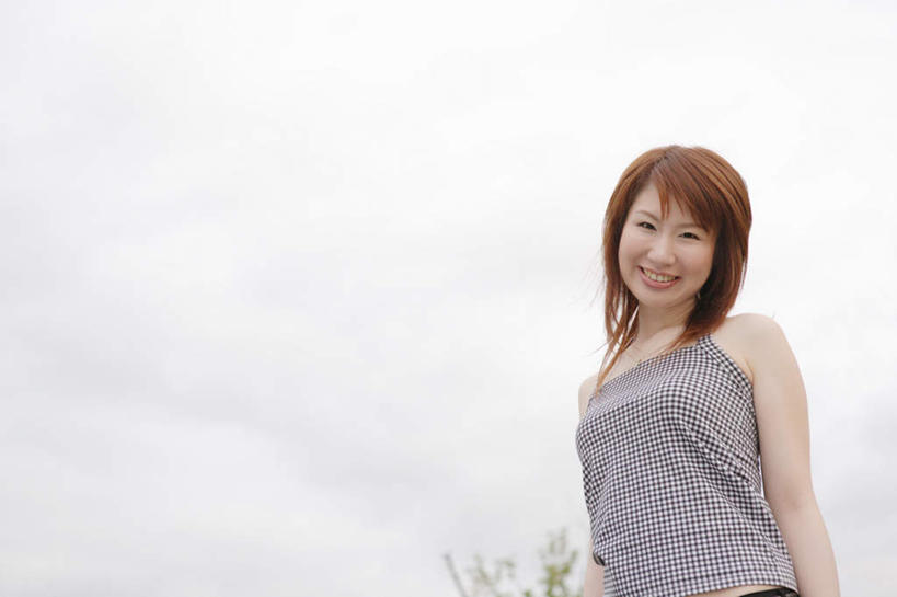 东方人,一个人,站,笑,微笑,露齿笑,横图,室外,白天,仰视,亚洲,仅一个年轻女性,仅一个女性,仅一个人,服装,云,云朵,云彩,注视,休闲装,黄种人,衣服,蓝色,白云,蓝天,天空,天,观察,看,站着,休闲,休闲服,服饰,观看,察看,关注,年轻女性,女人,女性,亚洲人,半身,彩图,低角度拍摄