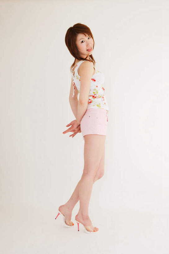 东方人,一个人,站,笑,微笑,竖图,室内,白天,白色背景,侧面,亚洲,仅一个年轻女性,仅一个女性,仅一个人,服装,注视,休闲装,黄种人,衣服,观察,看,站着,休闲,休闲服,摄影,服饰,影棚,观看,察看,关注,背手,年轻女性,女人,女性,亚洲人,彩图,全身,影棚拍摄,拍摄