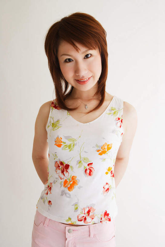 东方人,一个人,站,笑,微笑,竖图,室内,白天,白色背景,正面,亚洲,仅一个年轻女性,仅一个女性,仅一个人,服装,注视,休闲装,黄种人,衣服,观察,看,站着,休闲,休闲服,摄影,服饰,影棚,观看,察看,关注,背手,年轻女性,女人,女性,亚洲人,半身,彩图,影棚拍摄,拍摄